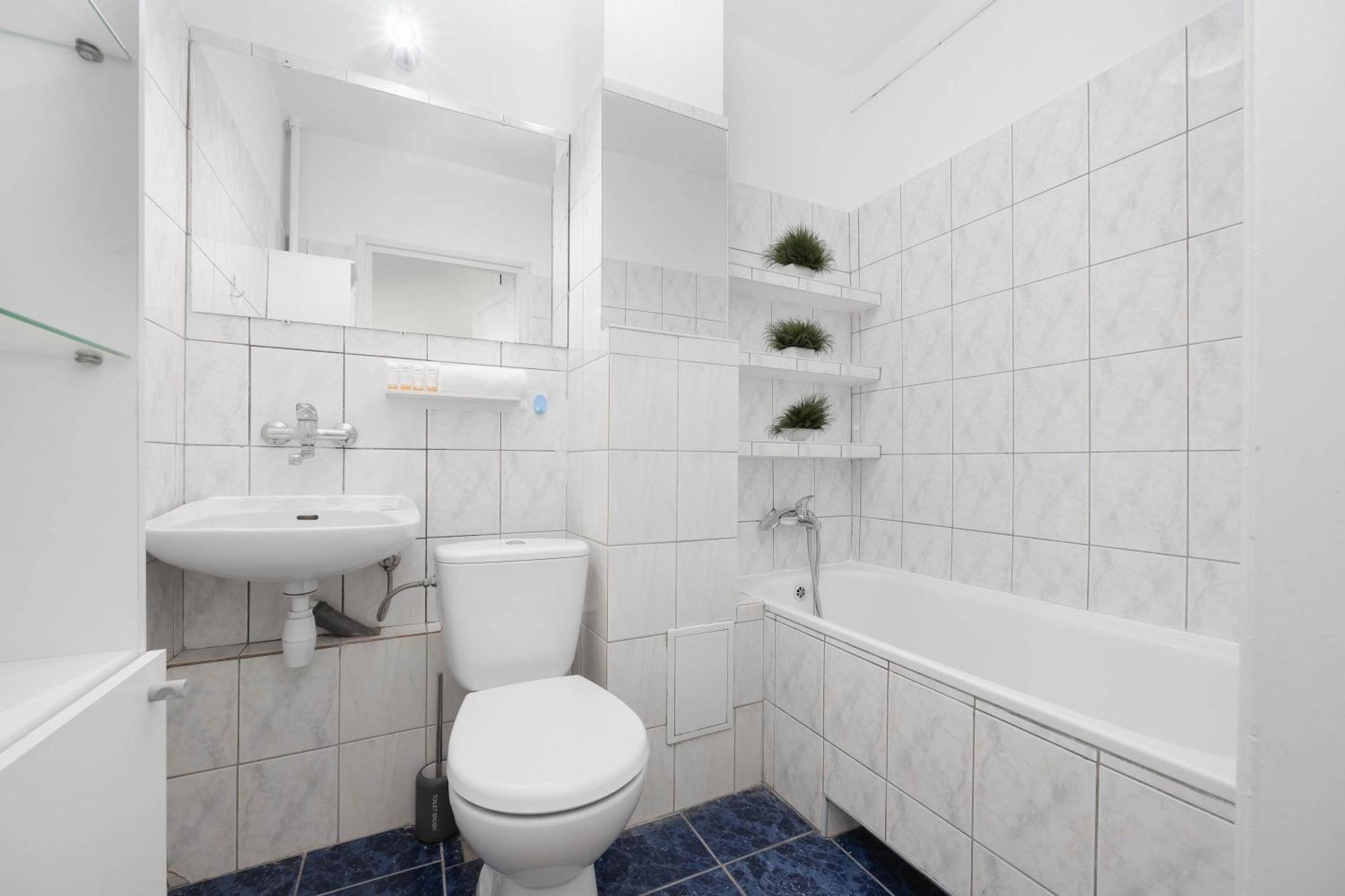 Walowa With Balcony Downtown By Renters Apartament Warszawa