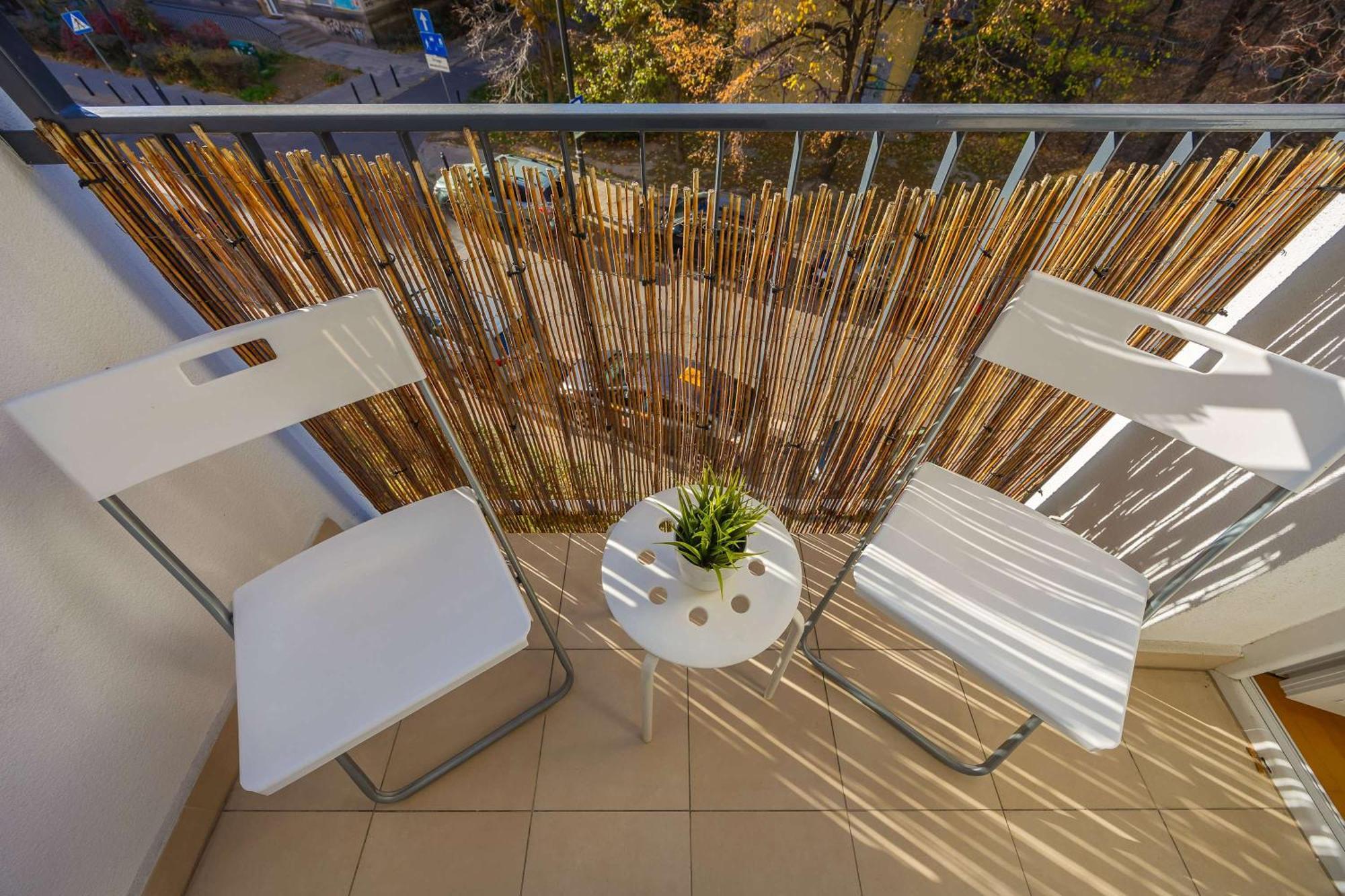 Walowa With Balcony Downtown By Renters Apartament Warszawa